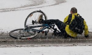 A téli kerékpár, kellékek a bringázáshoz csúszós úton, hidegben