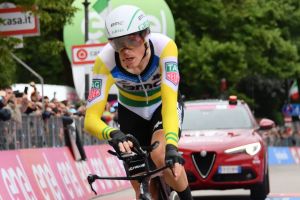Giro 2018: Dennis nyerte az időfutamot, Yates marad rózsaszínben